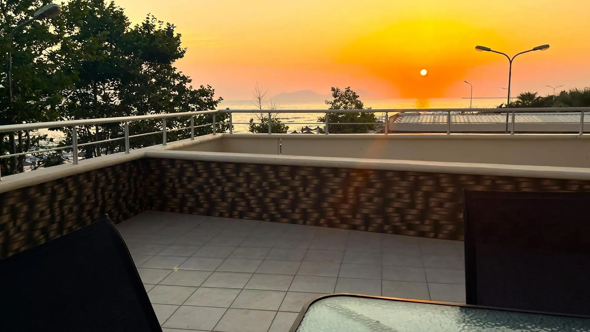 Beach Front Terrace Wlora Apartament